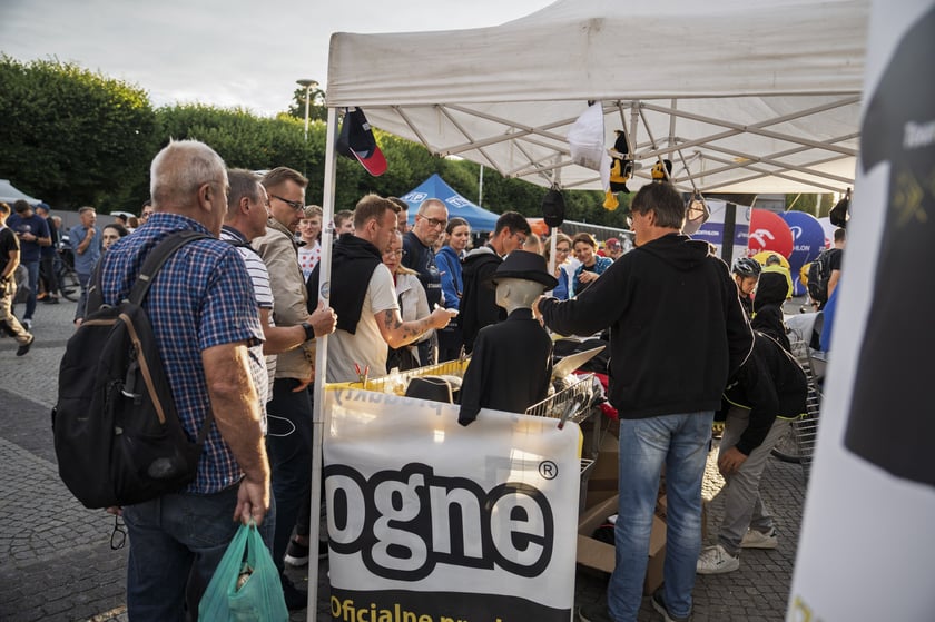 Prezentacja drużyn TdP koło Hali Stulecia