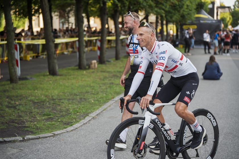 Prezentacja drużyn TdP koło Hali Stulecia