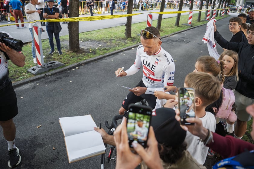 Prezentacja drużyn TdP koło Hali Stulecia