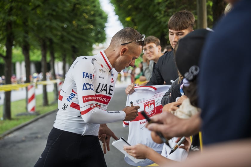 Prezentacja drużyn TdP koło Hali Stulecia