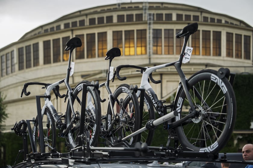 Prezentacja drużyn TdP koło Hali Stulecia