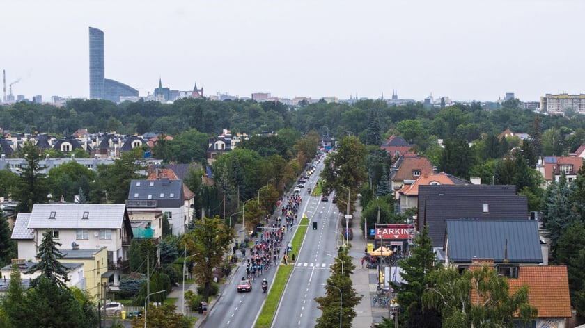 Peleton 82. Tour de Pologne na ulicy Ślężnej