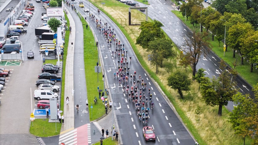 Peleton 82. Tour de Pologne na alei Karkonoskiej