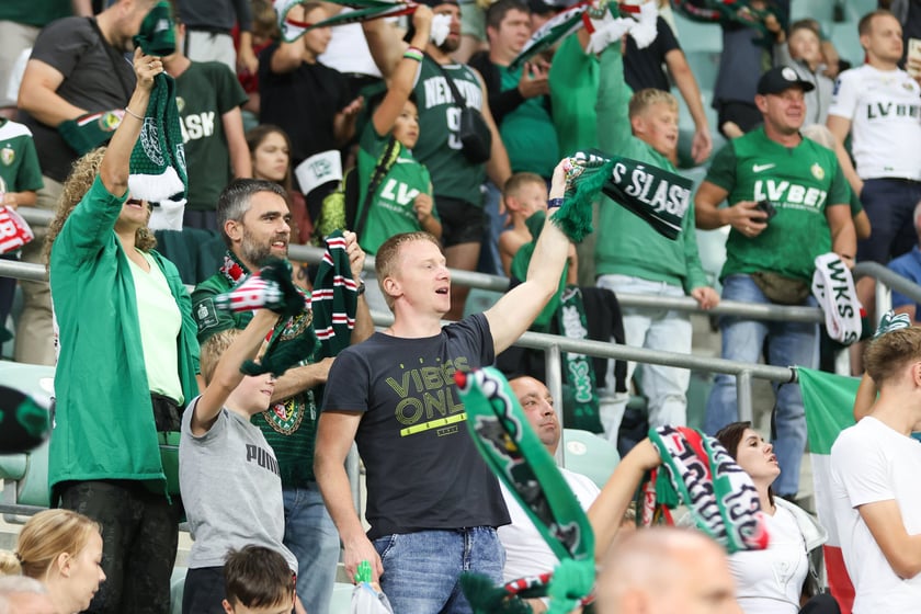 Kibice na Tarczyński Arena na meczu Śląska Wrocław z Miedzią Legnica