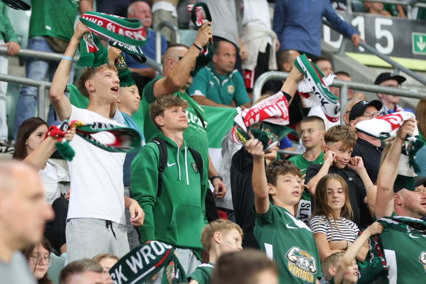 Kibice na Tarczyński Arena na meczu Śląska Wrocław z Miedzią Legnica