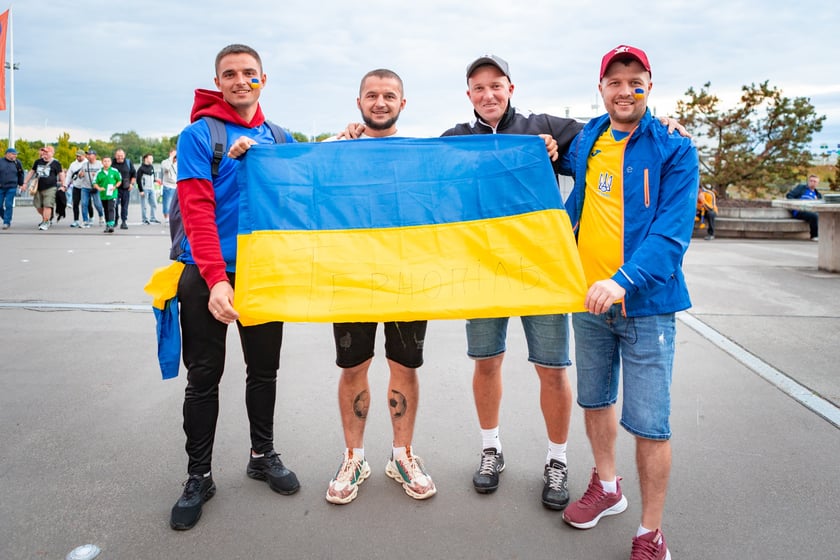 Kibice w drodze na mecz Ukraina - Francja we Wrocławiu