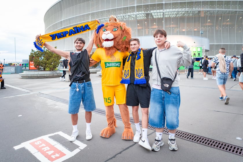 Kibice w drodze na mecz Ukraina - Francja we Wrocławiu