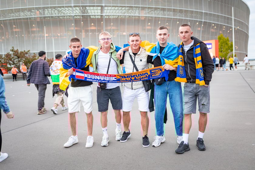 Kibice w drodze na mecz Ukraina - Francja we Wrocławiu