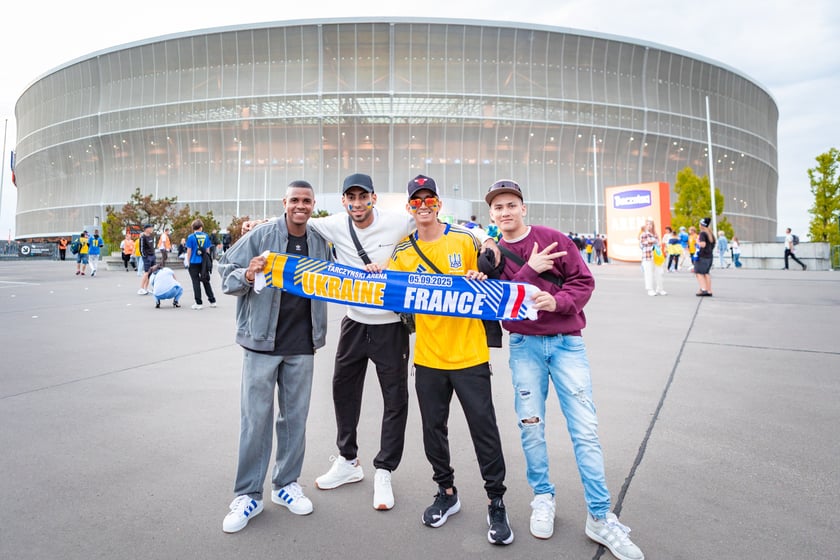 Kibice w drodze na mecz Ukraina - Francja we Wrocławiu