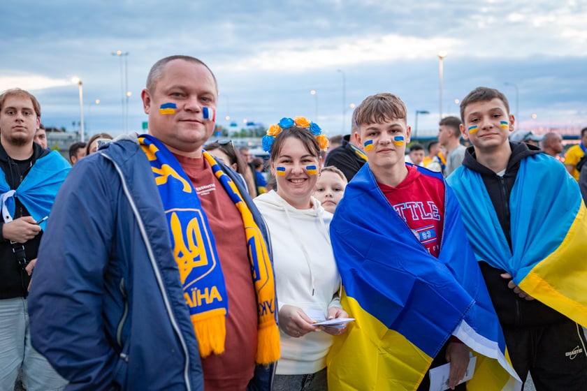 Kibice w drodze na mecz Ukraina - Francja we Wrocławiu