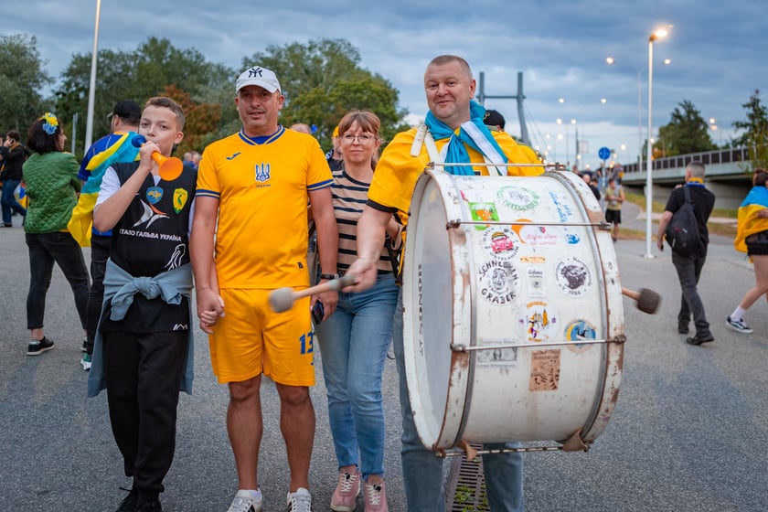 Kibice w drodze na mecz Ukraina - Francja we Wrocławiu