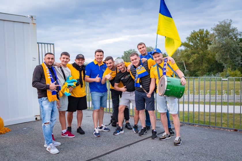Kibice w drodze na mecz Ukraina - Francja we Wrocławiu