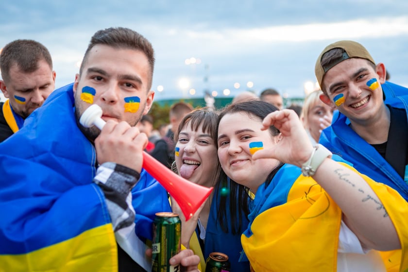 Kibice w drodze na mecz Ukraina - Francja we Wrocławiu