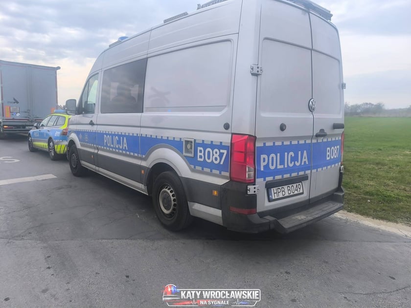 Wypadek z udziałem pociągu i ciężar&oacute;wki w Michałowicach pod Sob&oacute;tką