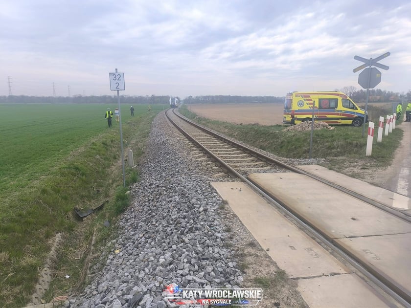Wypadek z udziałem pociągu i ciężar&oacute;wki w Michałowicach pod Sob&oacute;tką