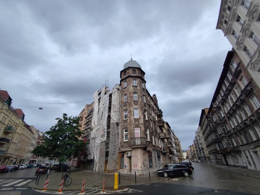 Kamienica przy Jedności Narodowej 86 we Wrocławiu przed remontem