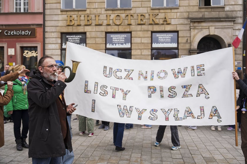 Akcja „Uczniowie listy piszą i wysyłają” na wrocławskim Rynku