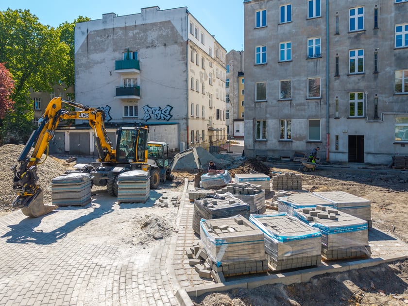 Prace na podw&oacute;rku w obrębie Szczęśliwej, Lwowskiej, Pereca i Jemiołowej