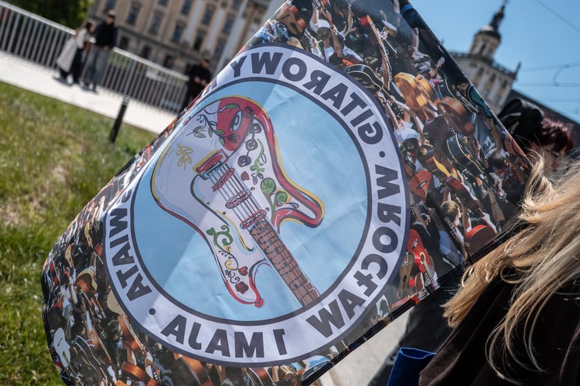 Otwarcie 24. Gitarowego Rekordu Świata. Na zdjęciu przystrojona figura Powodzianki na mostach Uniwersyteckich