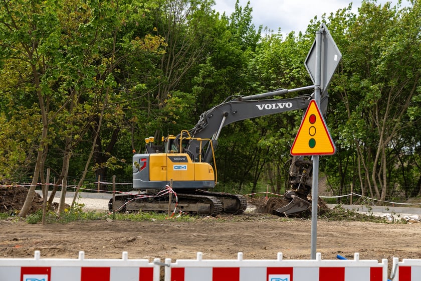 Oporów. Trwa przebudowa skrzyżowania Wiejskiej z Mokronoską i Awicenny. Zdjęcie przedstawia zaawansowanie prac na dzień 6 maja 2026