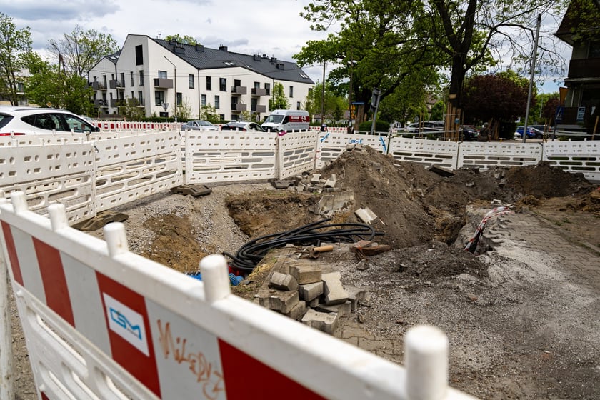 Oporów. Trwa przebudowa skrzyżowania Wiejskiej z Mokronoską i Awicenny. Zdjęcie przedstawia zaawansowanie prac na dzień 6 maja 2026