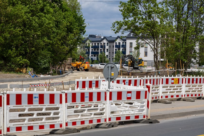 Oporów. Trwa przebudowa skrzyżowania Wiejskiej z Mokronoską i Awicenny. Zdjęcie przedstawia zaawansowanie prac na dzień 6 maja 2026