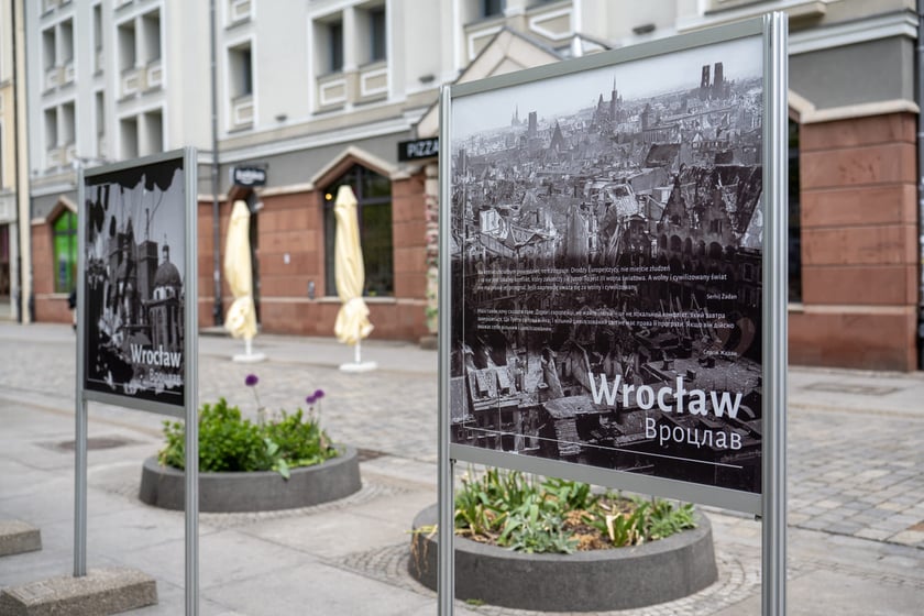 Wystawa plenerowa "Jutro obudzimy się o jeden dzień bliżej do naszego zwycięstwa" przy ulicy Kuźnicznej we Wrocławiu.