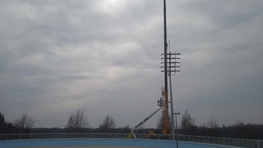 Montaż masztów oświetleniowych na torze wrotkarskim