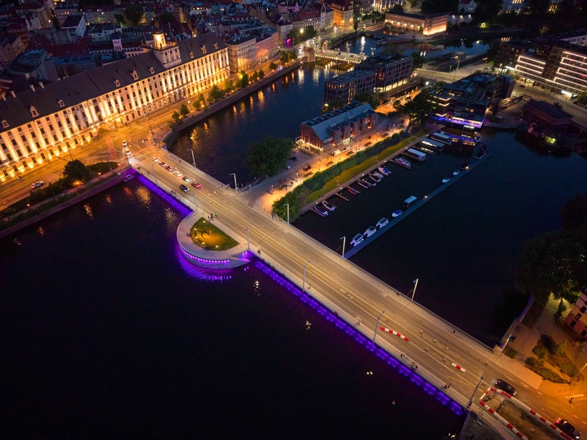 Most Uniwersytecki we Wrocławiu podświetlony z okazji Światowego Dnia Nieswoistego Zapalenia Jelit