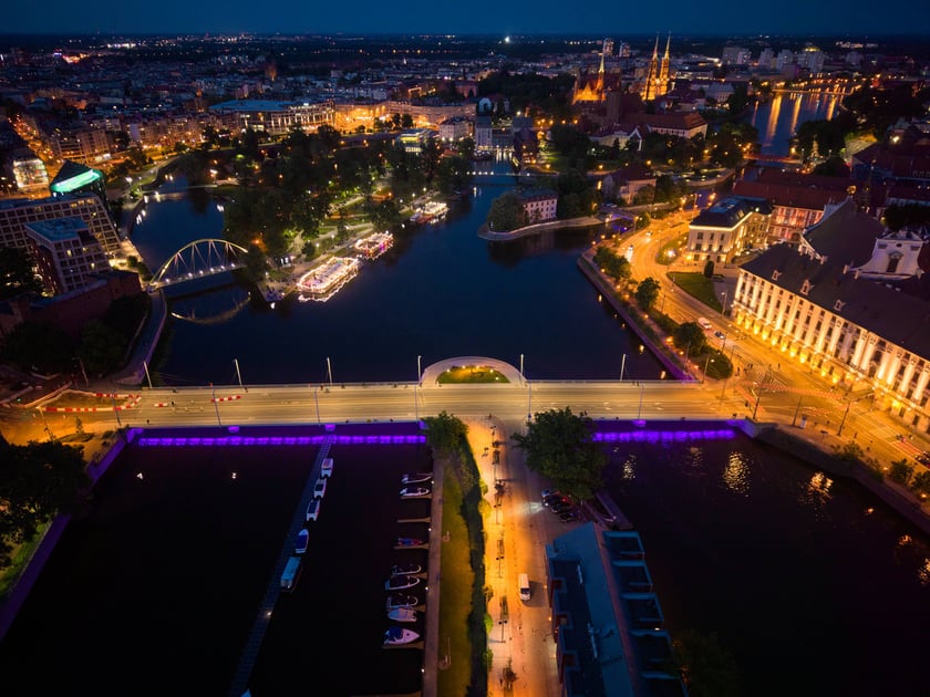 Most Uniwersytecki we Wrocławiu podświetlony z okazji Światowego Dnia Nieswoistego Zapalenia Jelit