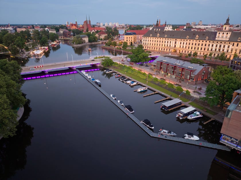 Most Uniwersytecki we Wrocławiu podświetlony z okazji Światowego Dnia Nieswoistego Zapalenia Jelit