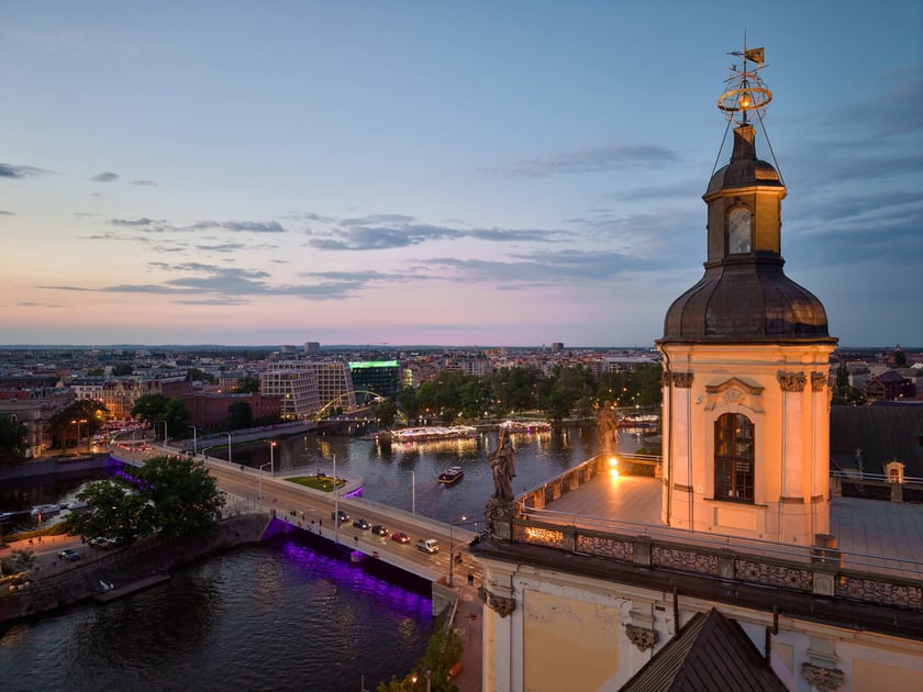 Most Uniwersytecki we Wrocławiu podświetlony z okazji Światowego Dnia Nieswoistego Zapalenia Jelit