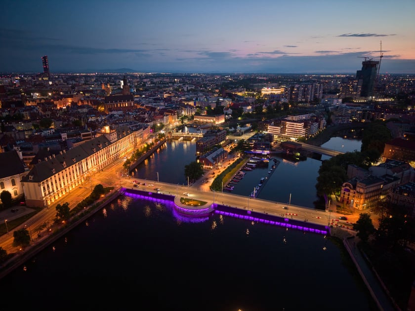 Most Uniwersytecki we Wrocławiu podświetlony z okazji Światowego Dnia Nieswoistego Zapalenia Jelit