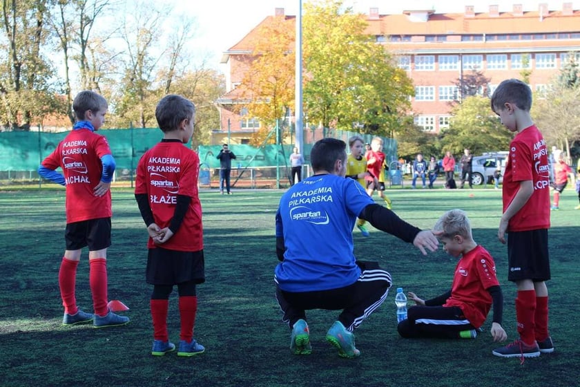 Boisko Spartan na Sępolnie - trening młodych zawodnik&oacute;w