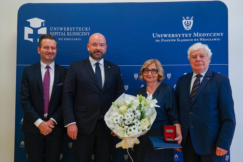 Uroczystość wręczenia medalu Merito di Wratislavia - Zasłużony dla Wrocławia, for. Bernardzie Kazanowskiej. Przylądek Nadziei, 10.06.2026.
Na zdjęciu od lewej: prof. Krzysztof Kałwak, prezydent Wrocławia Jacek Sutryk, prof. Bernarda Kazanowska, prof. Krzysztof Wronecki.