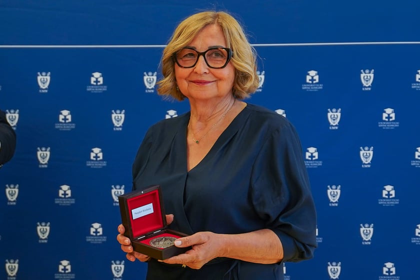 Uroczystość wręczenia medalu Merito di Wratislavia - Zasłużony dla Wrocławia, for. Bernardzie Kazanowskiej. Przylądek Nadziei, 10.06.2026.
Na zdjęciu prof. Bernarda Kazanowska