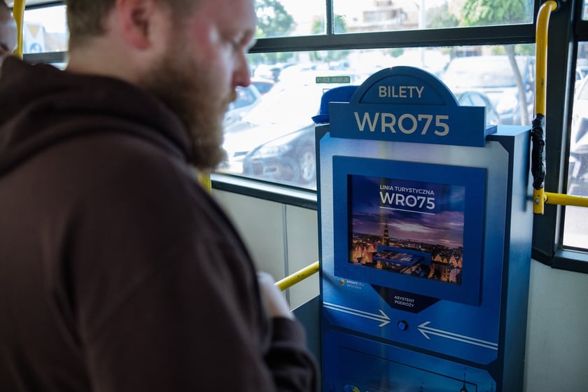 Autobus WRO75 z grą
