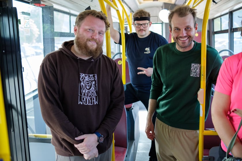 Autobus WRO75 z grą