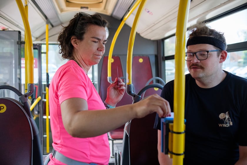 Autobus WRO75 z grą