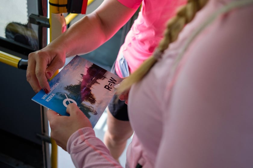 Autobus WRO75 z grą