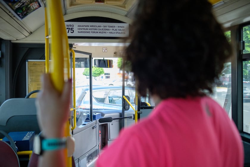 Autobus WRO75 z grą