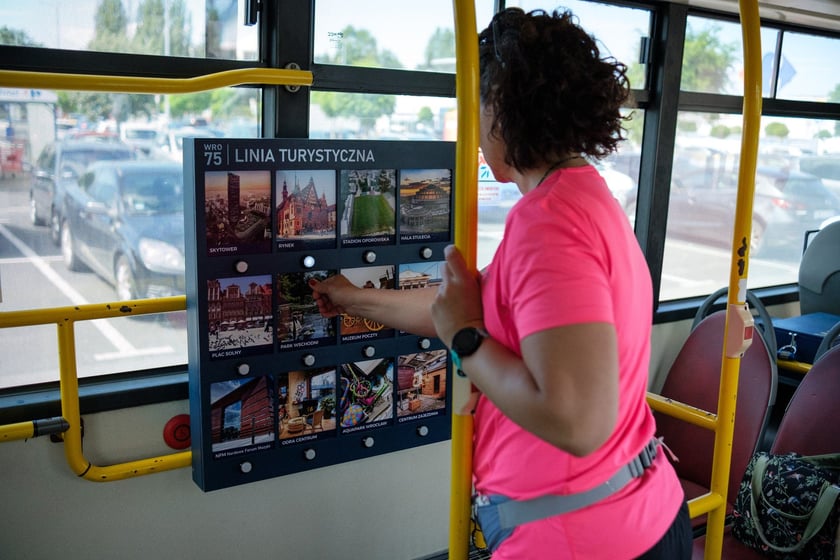 Autobus WRO75 z grą