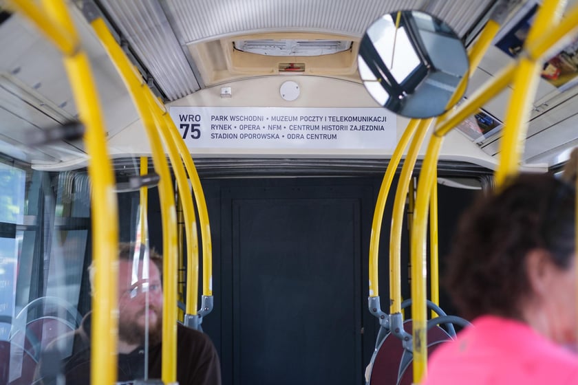 Autobus WRO75 z grą