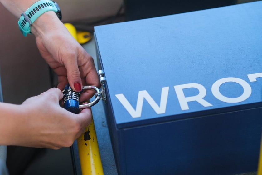 Autobus WRO75 z grą