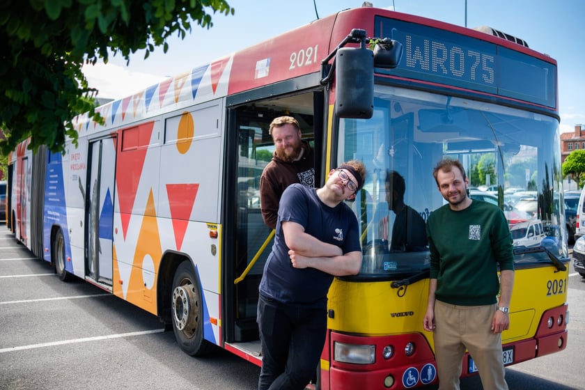 Autobus WRO75 z grą