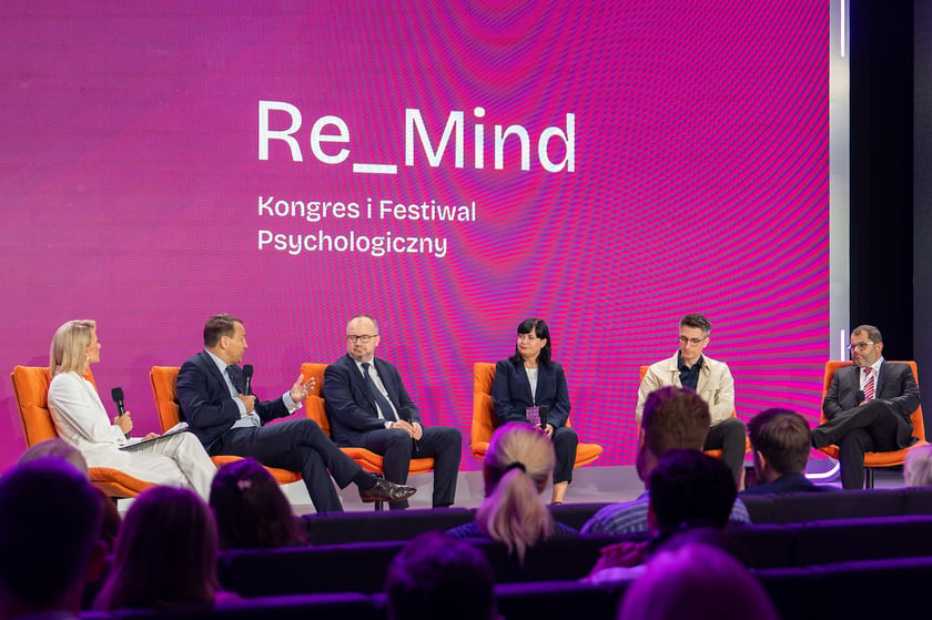 Uczestnicy debaty "Wojna i pokój" rozpoczynającej Kongres i Festiwal Psychologiczny Re_Mind.