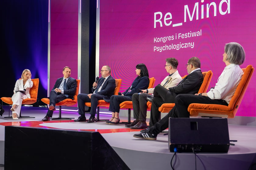 Uczestnicy debaty "Wojna i pokój" rozpoczynającej Kongres i Festiwal Psychologiczny Re_Mind.
