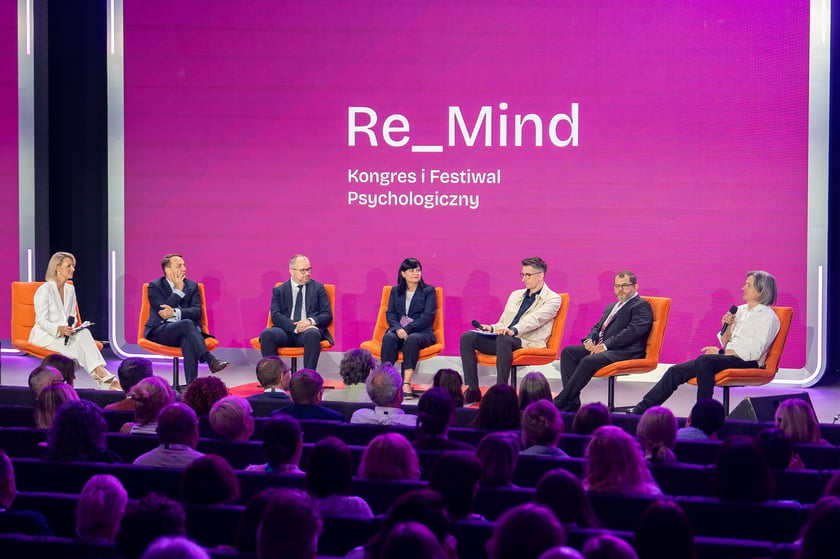 Uczestnicy debaty "Wojna i pokój" rozpoczynającej Kongres i Festiwal Psychologiczny Re_Mind.