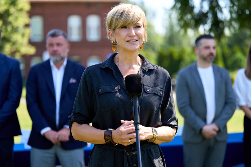 Podpisanie umowy na budowę kompleksu TBS Wrocław na Brochowie. Katarzyna Szymczak-Pomianowska, dyrektor Departamentu Strategii i Zrównoważonego Rozwoju Urzędu Miejskiego Wrocławia