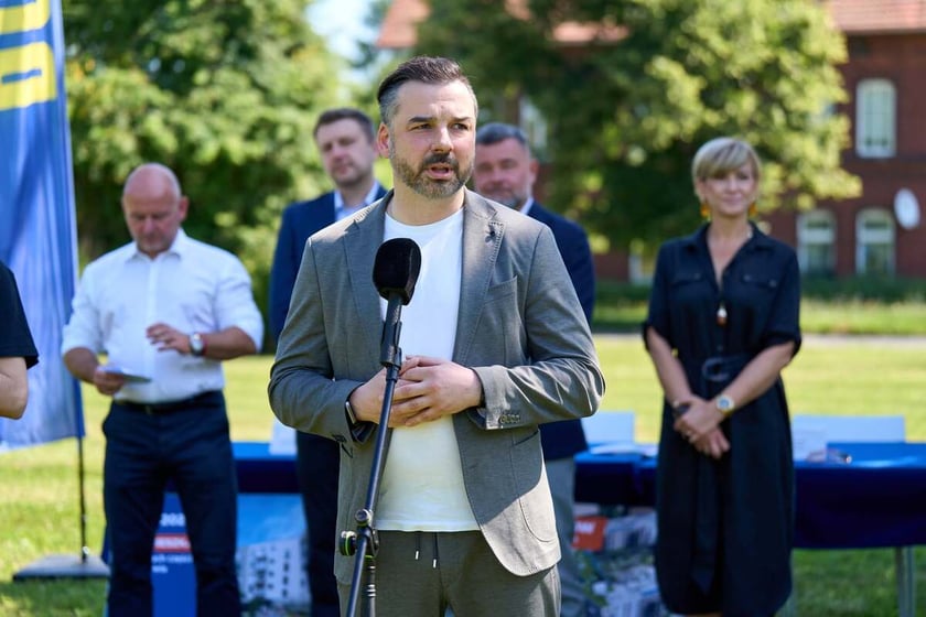 Podpisanie umowy na budowę kompleksu TBS Wrocław na Brochowie. Jan Bujak, Dyrektor Departamentu Nieruchomości i Eksploatacji Urzędu Miejskiego Wrocławia